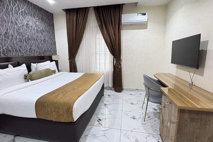 Room 10 of 43
