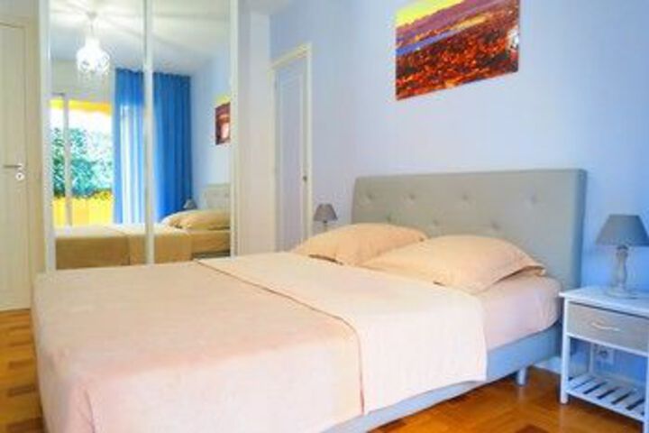 Room 4 of 12