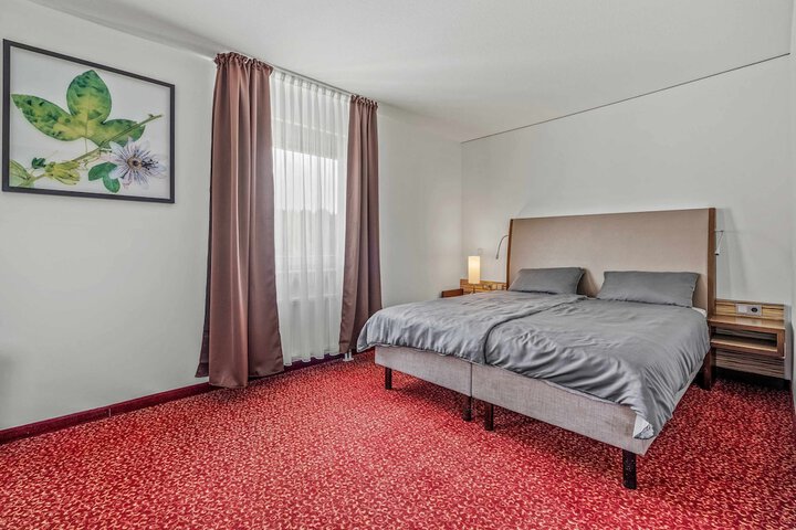 Room 4 of 9