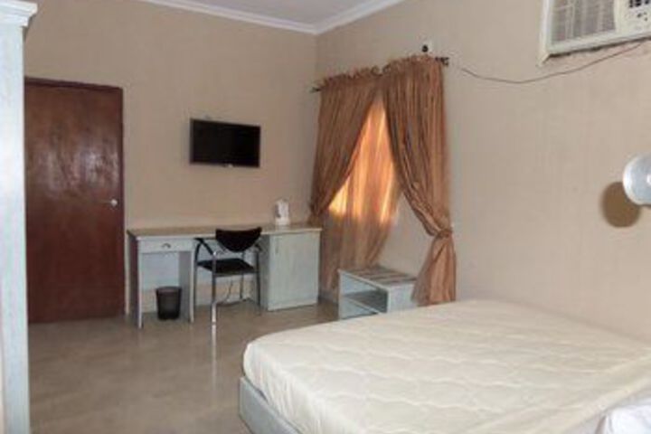 Room 27 of 33