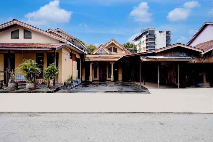 Exterior of Hotel O Balikpapan near Taman Beruang Madu formerly Palm Cafe Inn