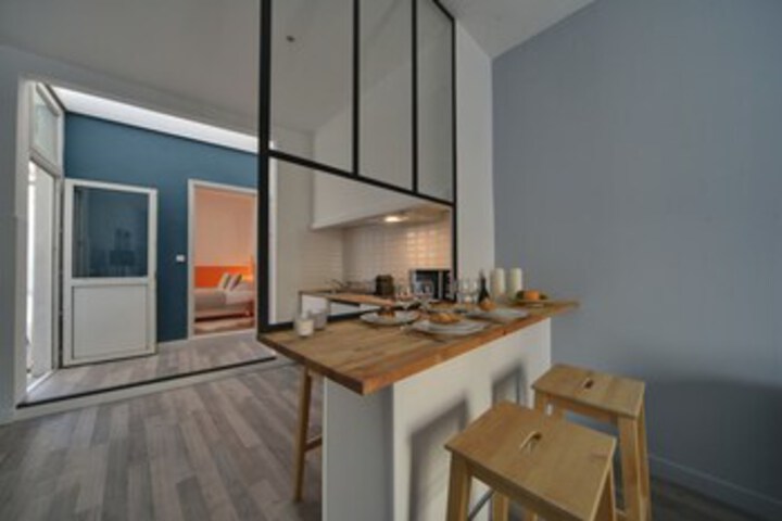 Room 6 of 12
