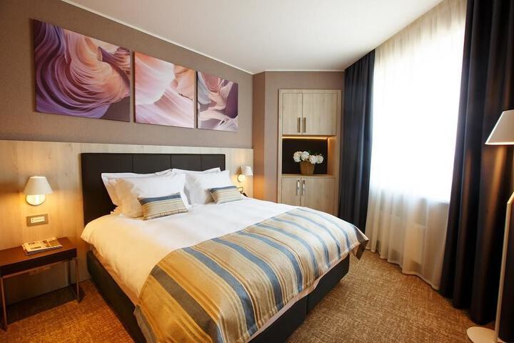 Room 6 of 50