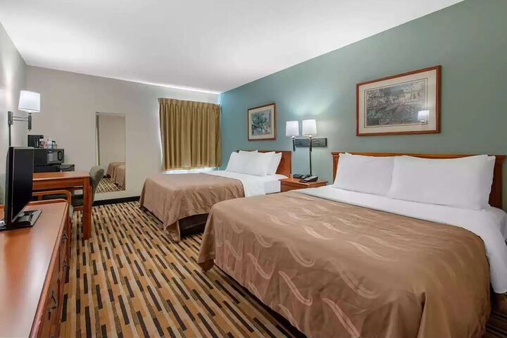 2 Queen Beds (1 of 6)