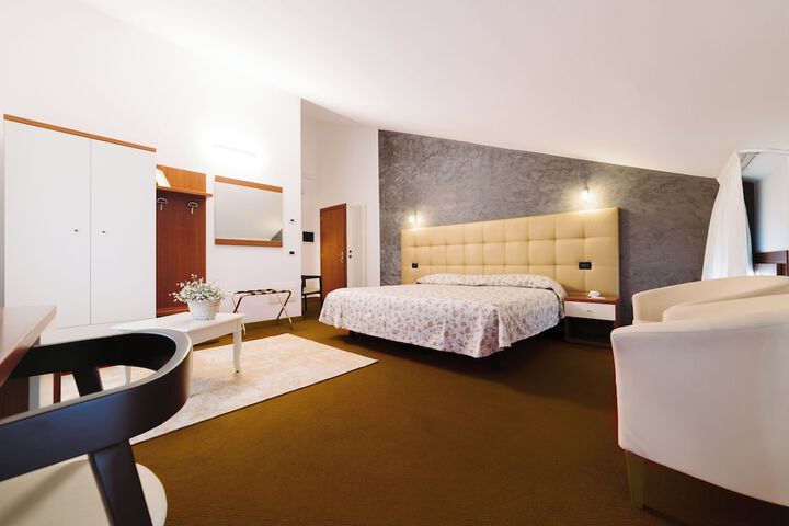 Room 10 of 33