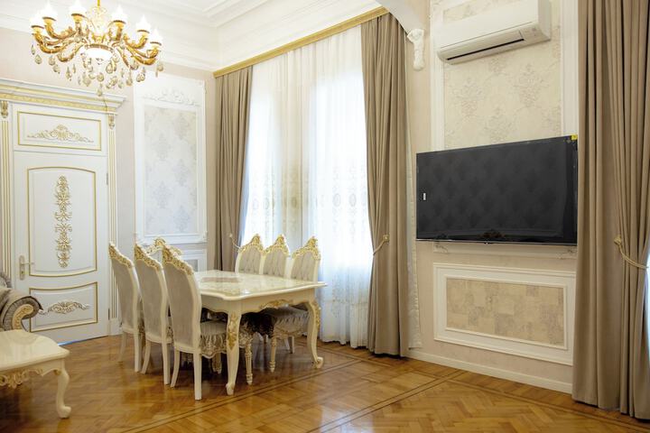 Room 7 of 9