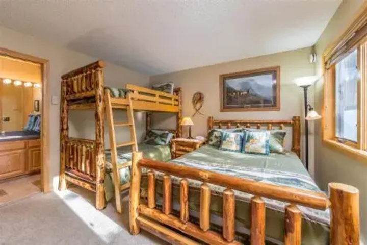 Room 2 of 10