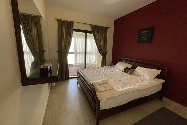 Room 12 of 76