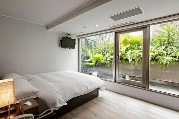 Room 2 of 63