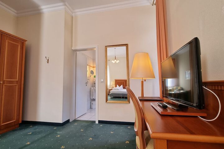 Room 4 of 79