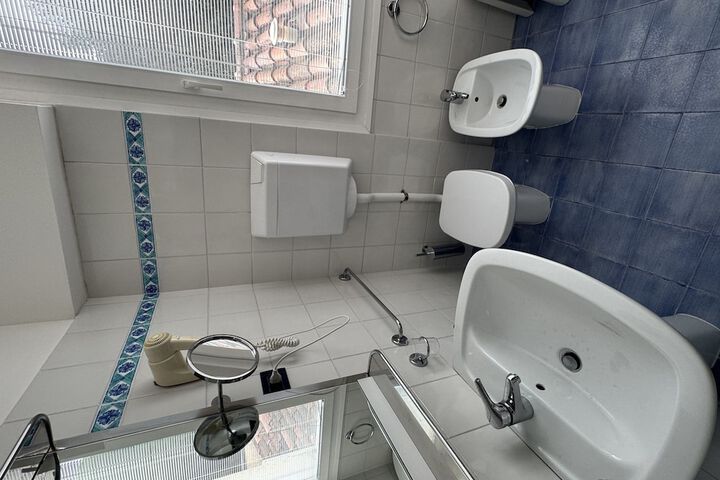 Room 5 of 17