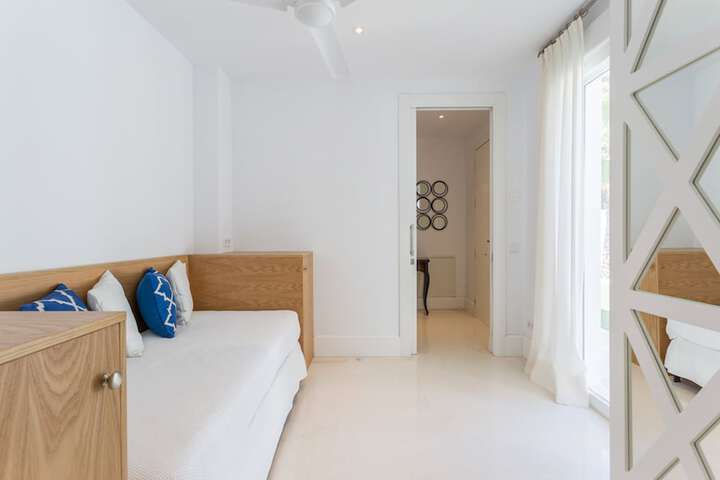 Room 7 of 32