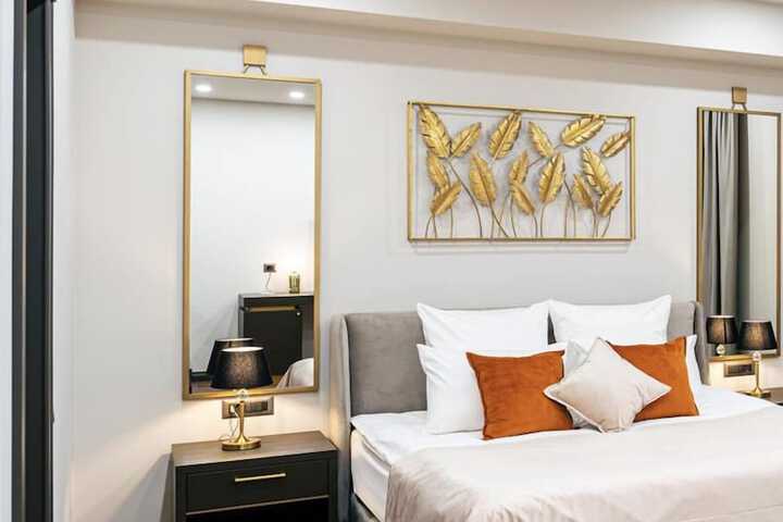 Room 9 of 32