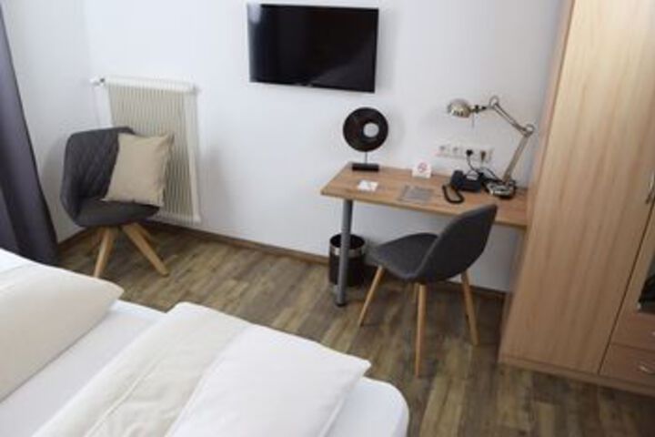 Room 52 of 136