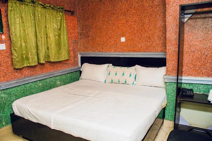 Room 5 of 33