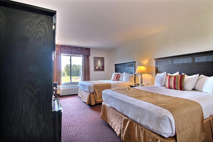2 Queen Beds - Wireless High Speed Internet, Microwave and Refrigerator Table with Chai (3 of 6)