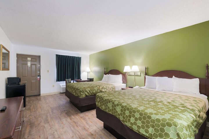2 Queen Beds (5 of 12)