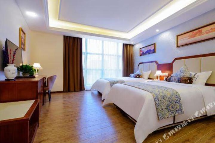 Aerzi Holiday Hotel