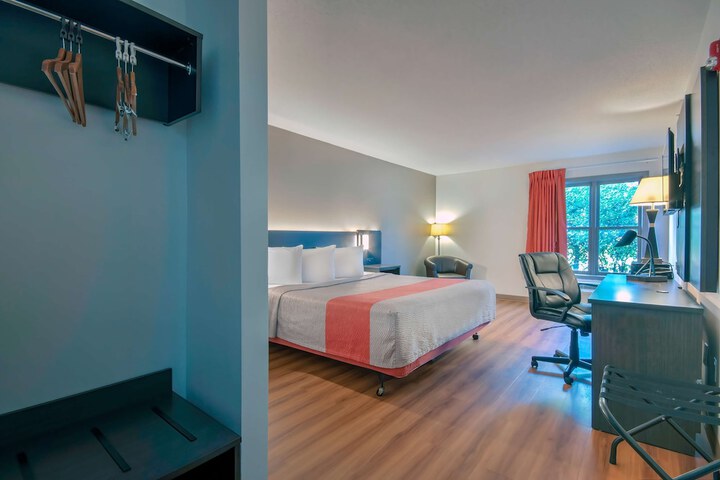 1 King Bed (4 of 15)