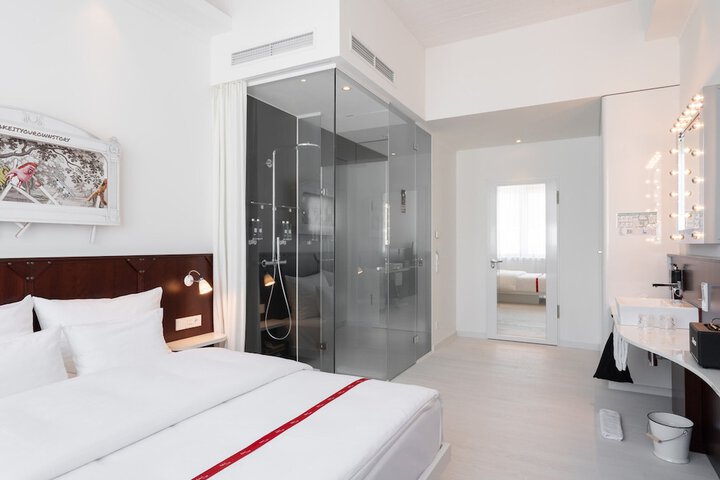 Room 3 of 82