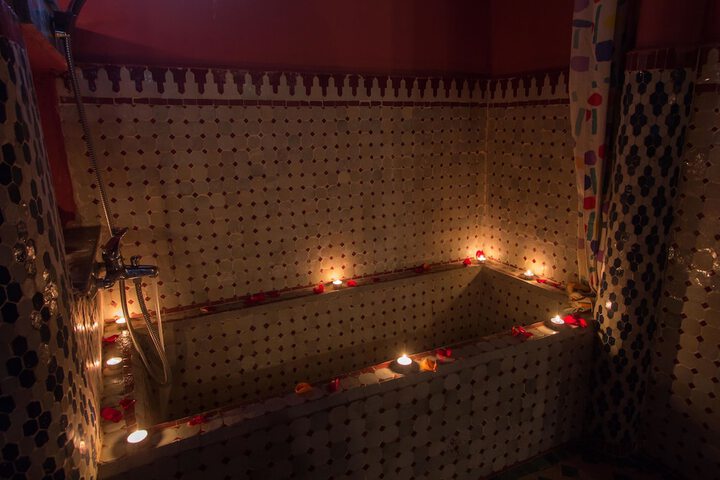 Deep soaking bathtub