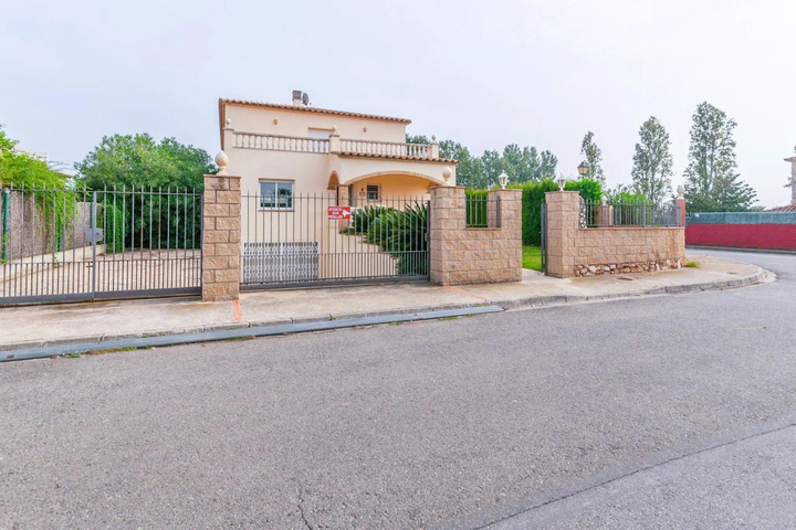 Fantastic Holiday Home for 14 Persons in Sant Pere Pescador With Private Pool