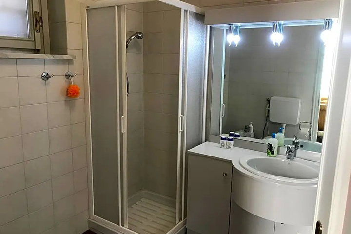 Room 7 of 18