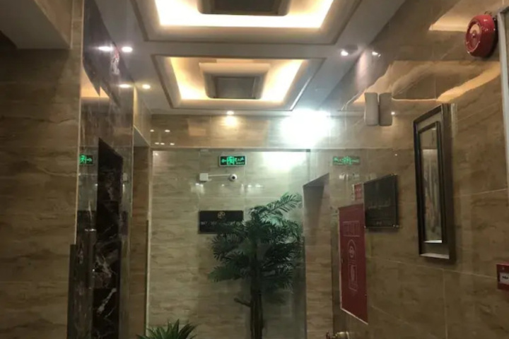 Room 10 of 13