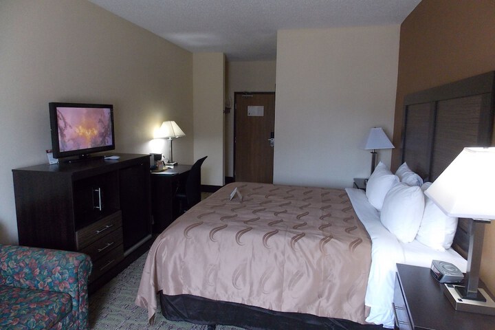 1 King Bed Business Room (11 of 24)