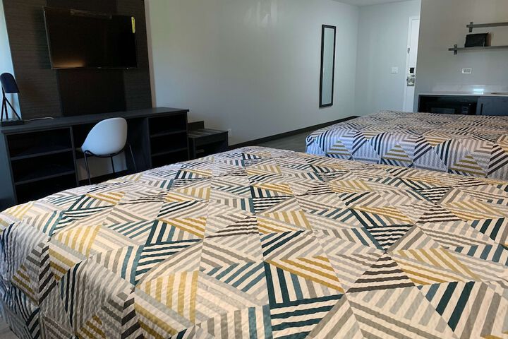 1 Queen Bed Micfridge (9 of 14)