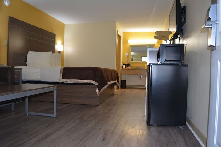 1 King Bed (3 of 12)