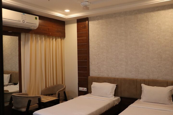 Room 12 of 32