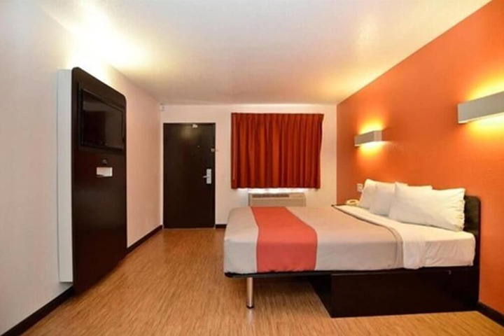 1 King Bed (2 of 4)