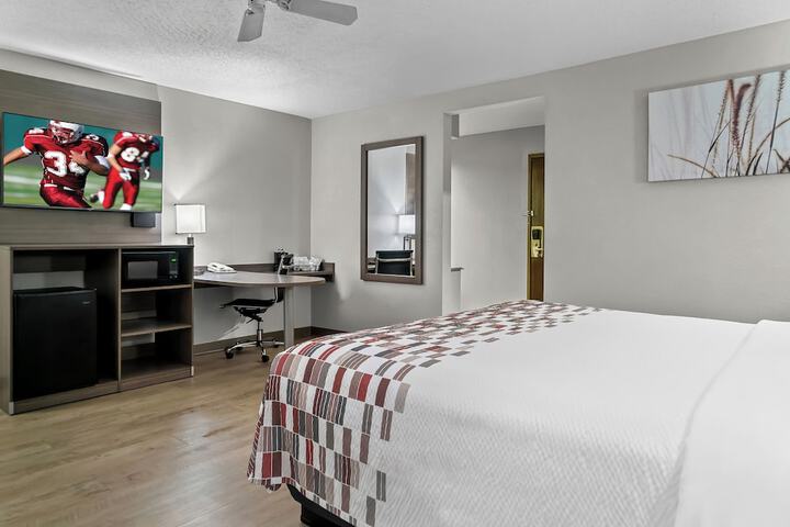 Studio King Bed (2 of 19)