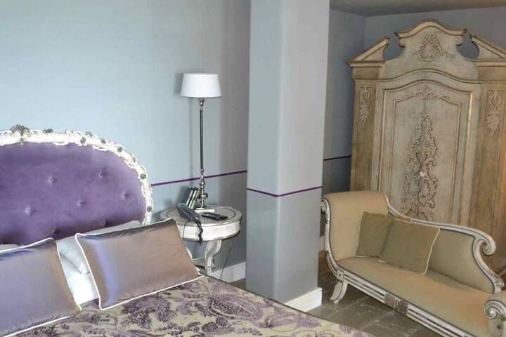 Room 2 of 89