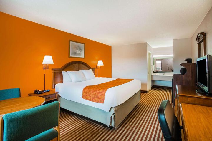 1 King Bed (2 of 10)