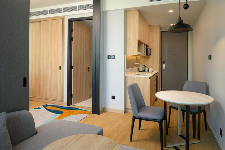 Room 5 of 142