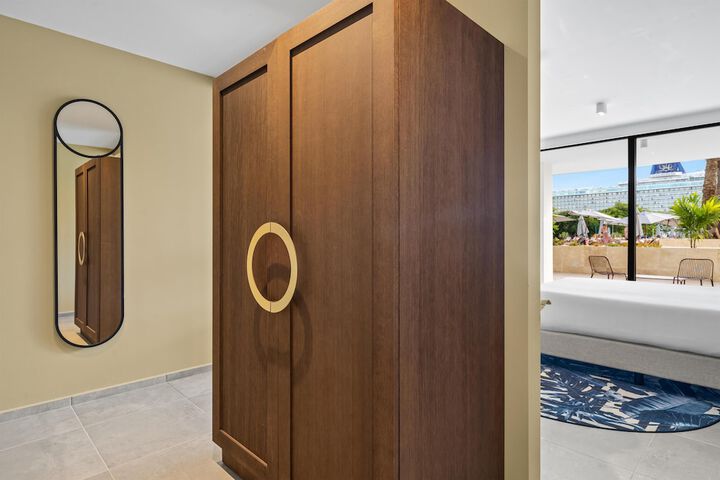 Room 42 of 170