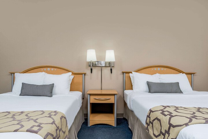 2 Queen Beds (7 of 17)