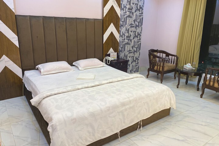 Room 2 of 10