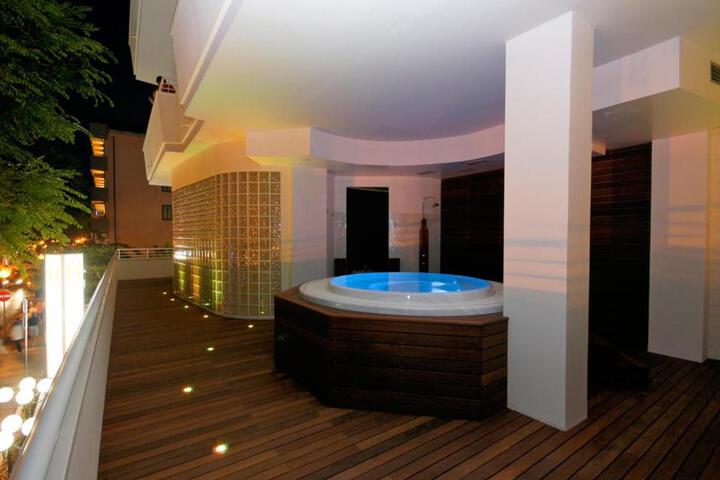 Hot tub