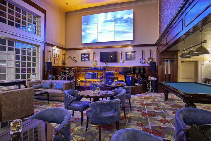 Lounge 92 of 120