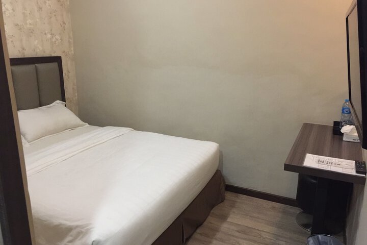 Room 11 of 19