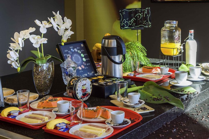 Breakfast/Coffee Service 24 of 33