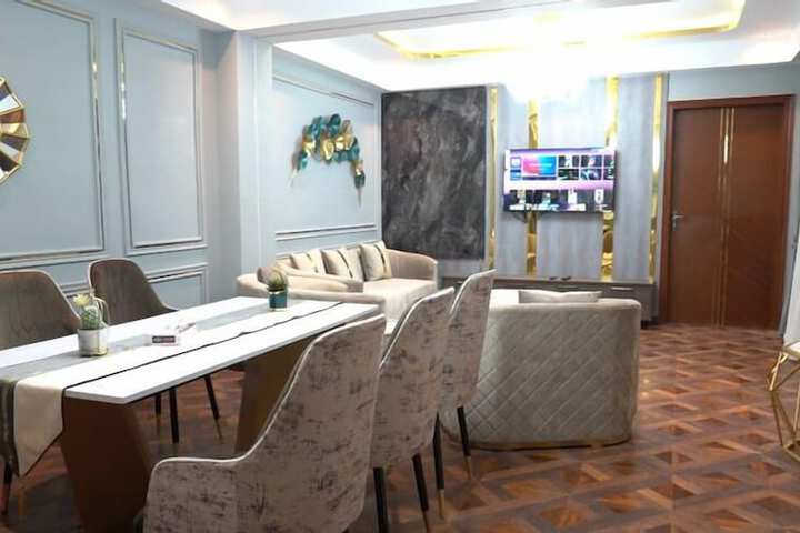 Room 7 of 12