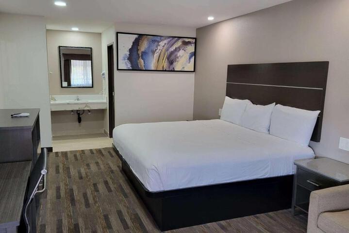 1 King Bed (8 of 14)