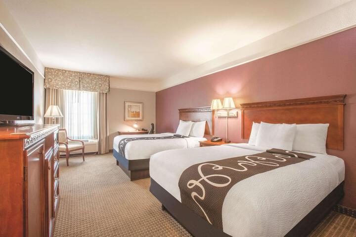 2 Queen Beds (3 of 5)