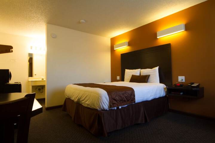 1 Queen Bed (9 of 14)