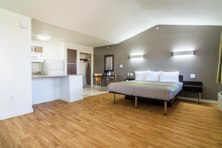 Deluxe King Room (6 of 13)