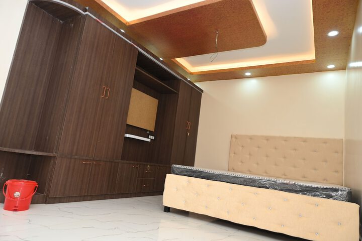 Room 5 of 16